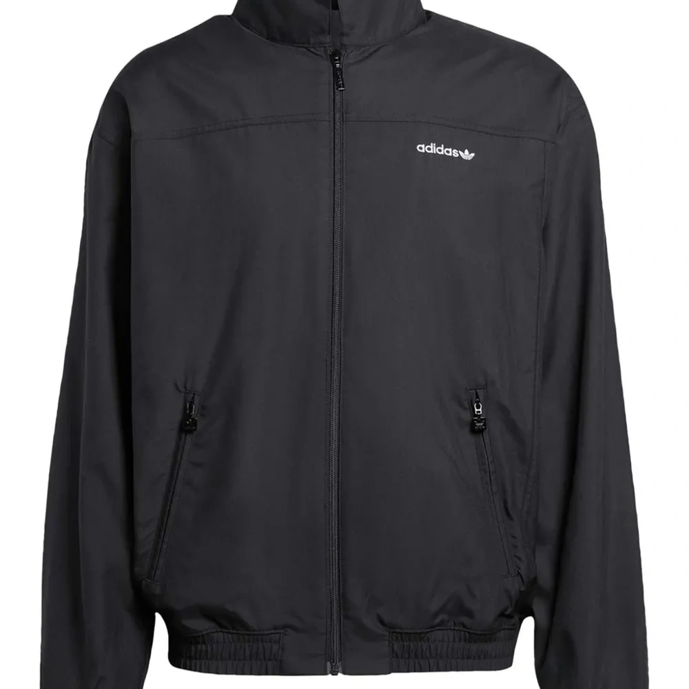 Куртка с вышитым логотипом