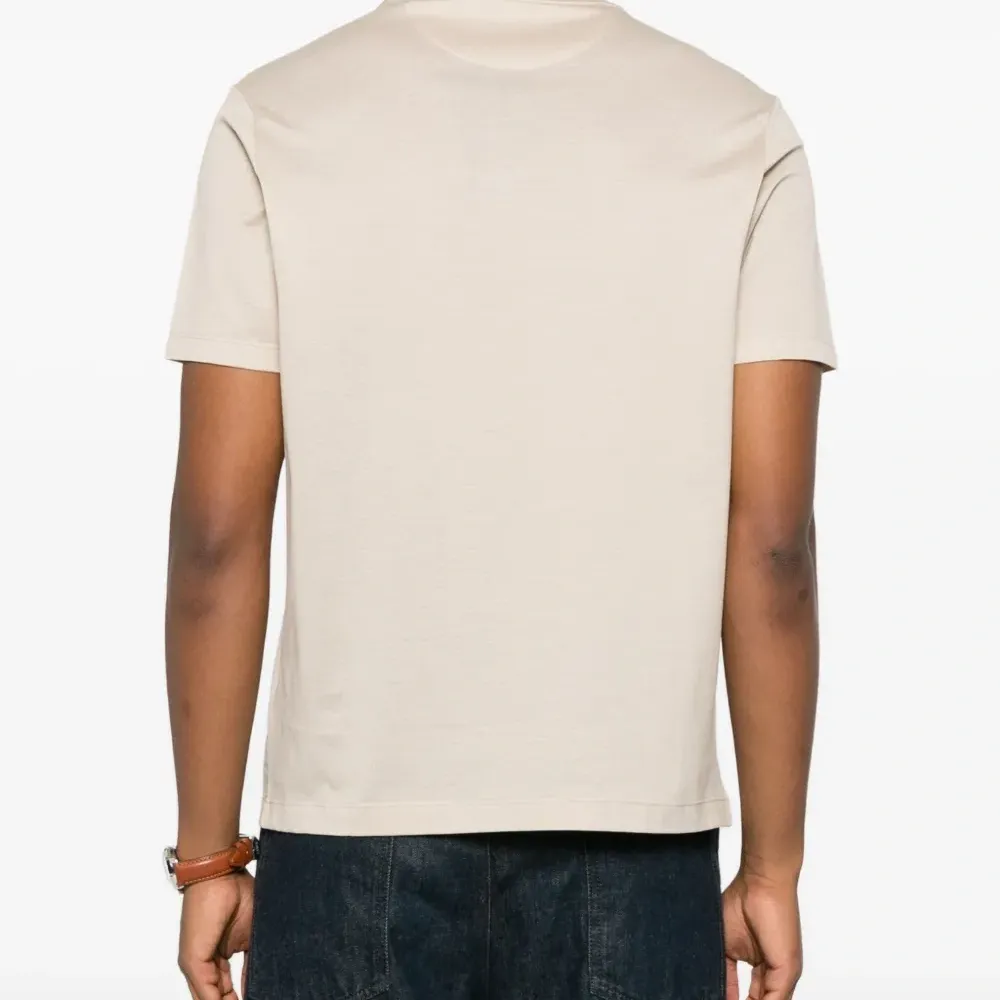 футболка с круглым вырезом