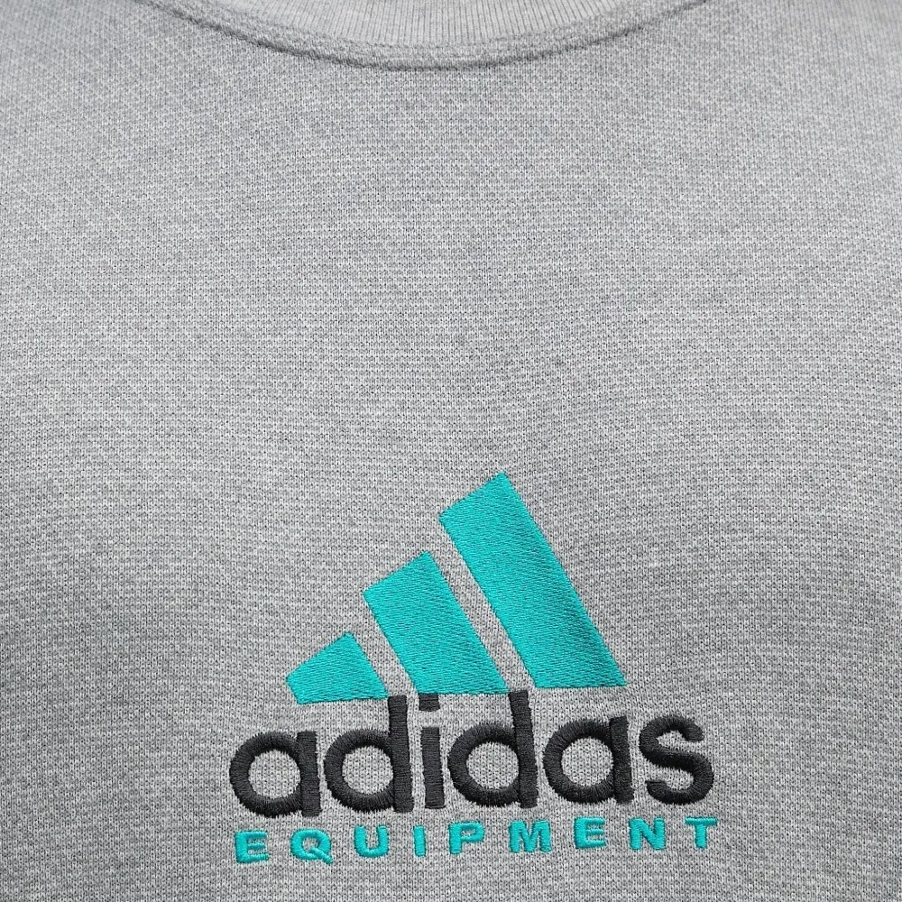 Толстовка с вышитым логотипом