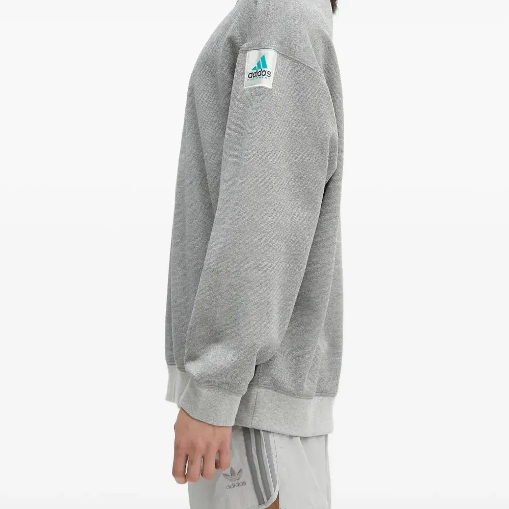 Толстовка с вышитым логотипом