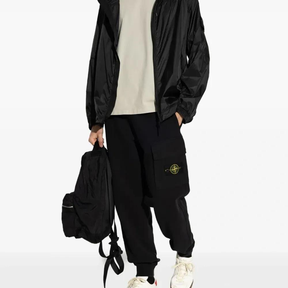 футболка с нашивкой-логотипом