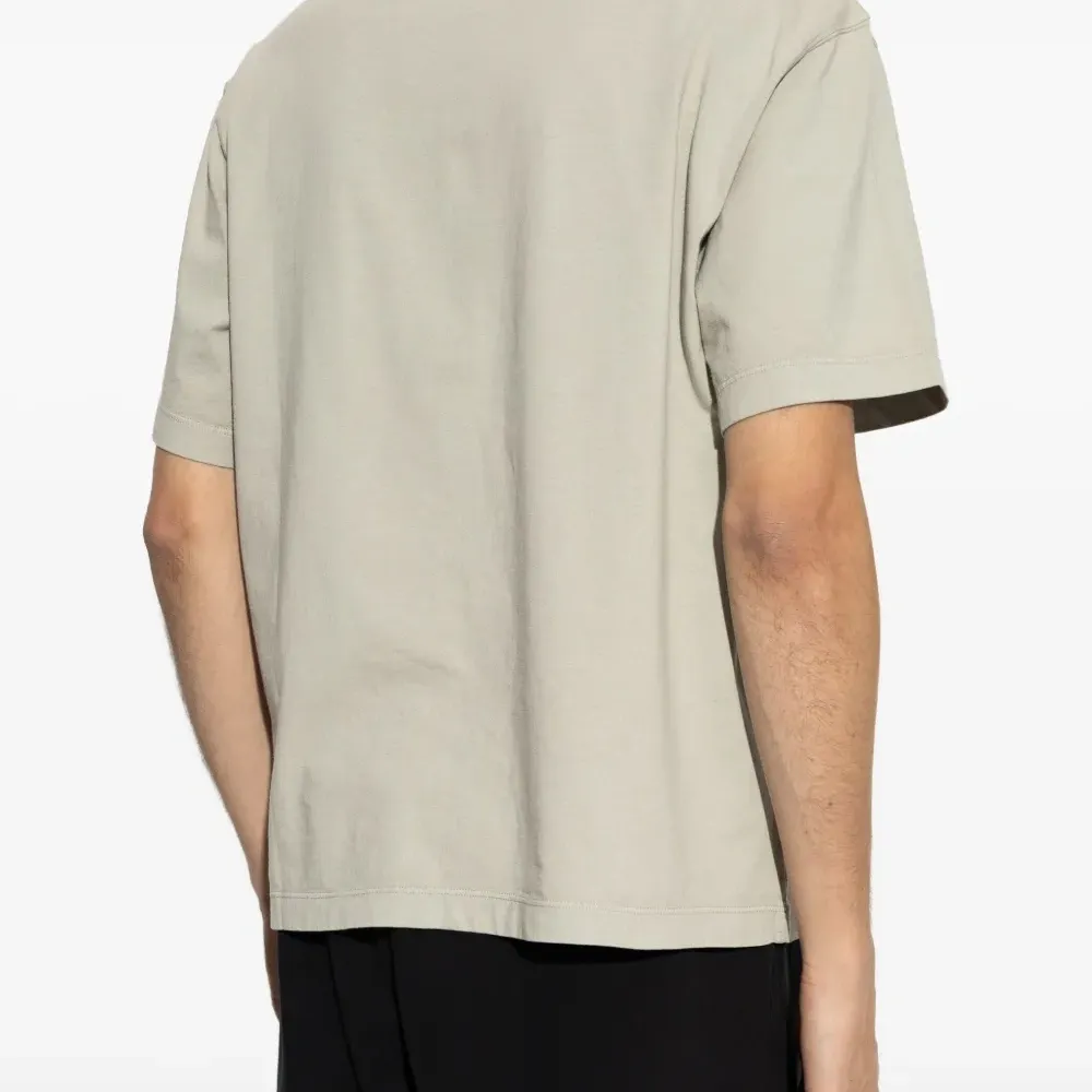 футболка с нашивкой-логотипом