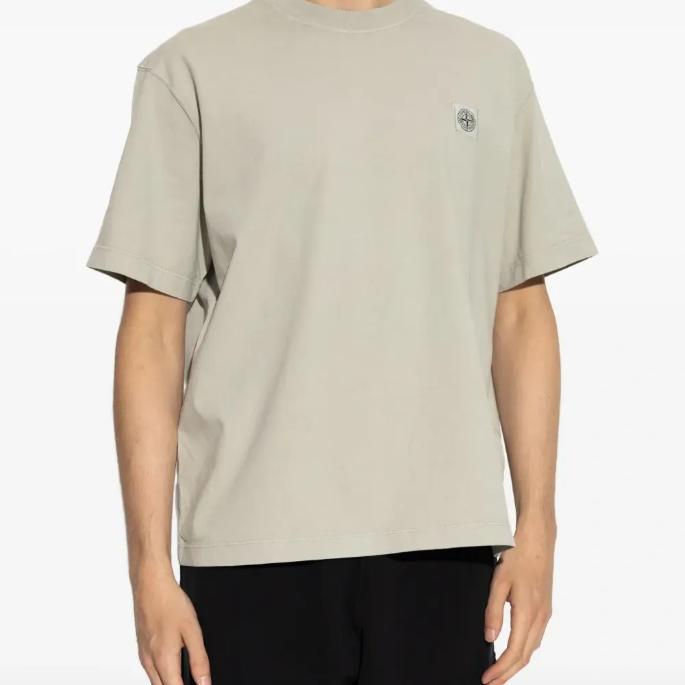 футболка с нашивкой-логотипом