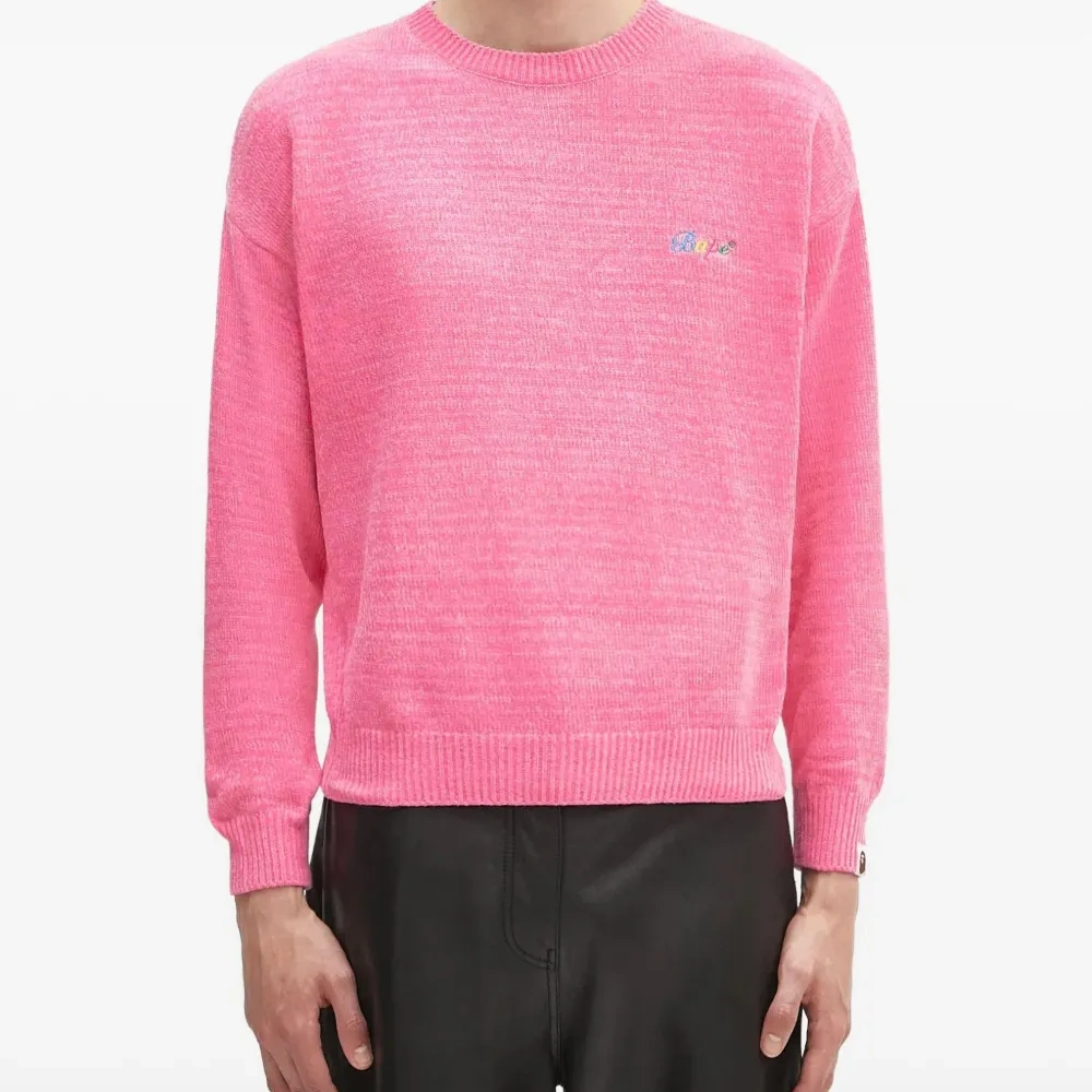 свитер с вышитым логотипом