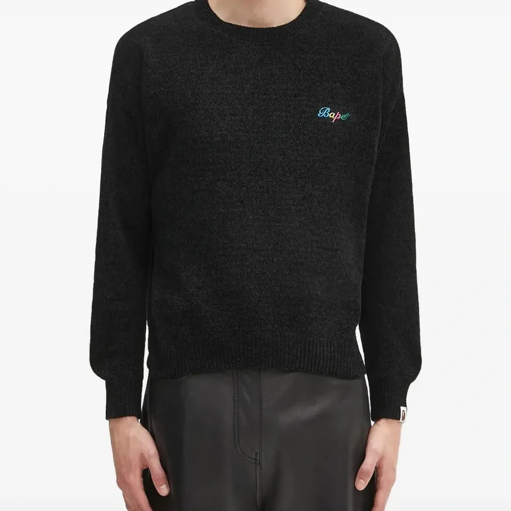 Свитер с вышитым логотипом