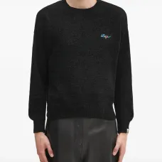 Свитер с вышитым логотипом