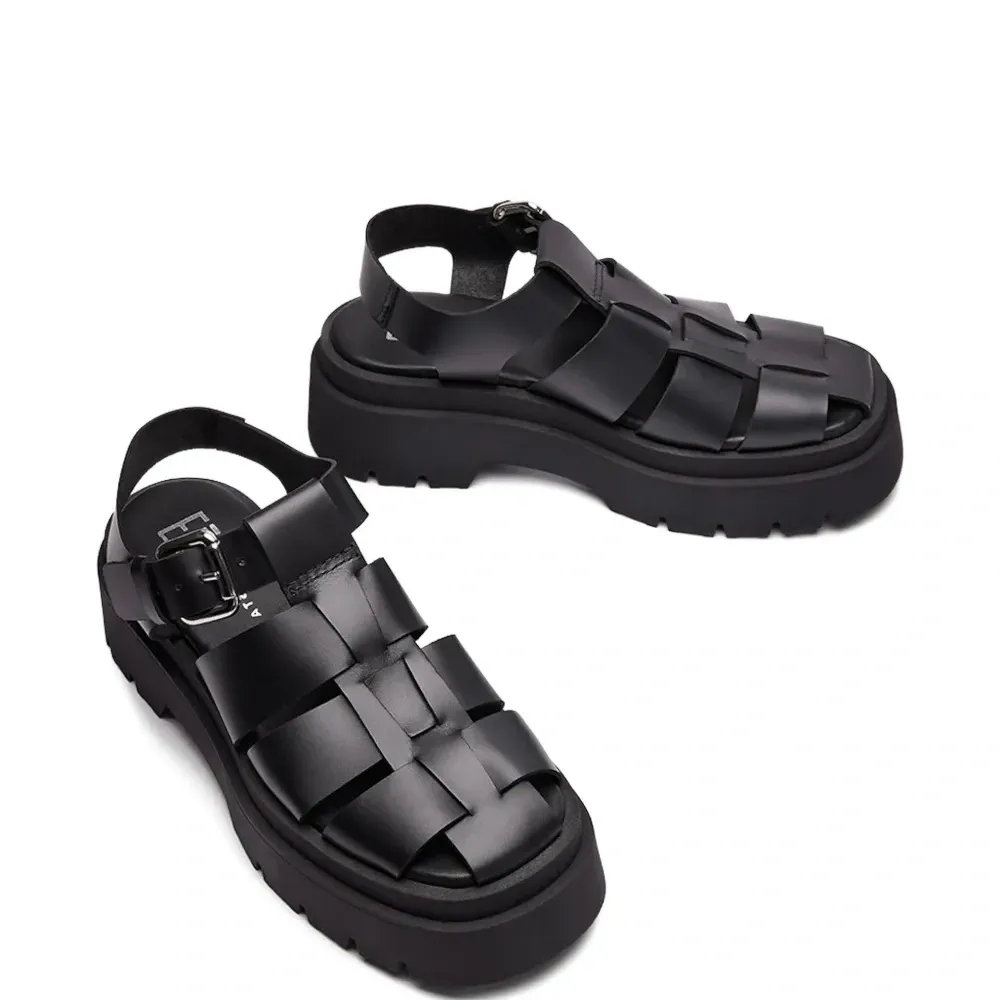 Сандалии Kornelia с пряжками