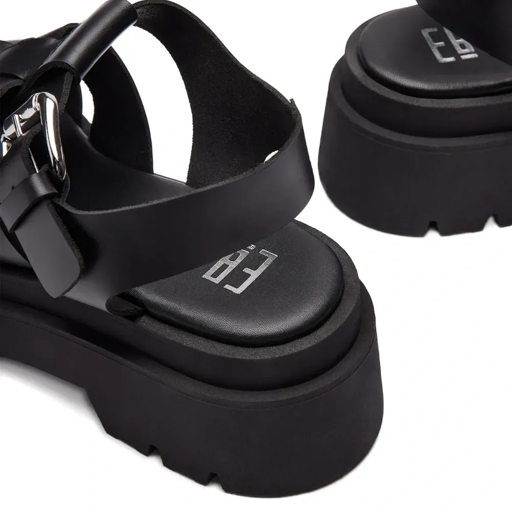 Сандалии Kornelia с пряжками