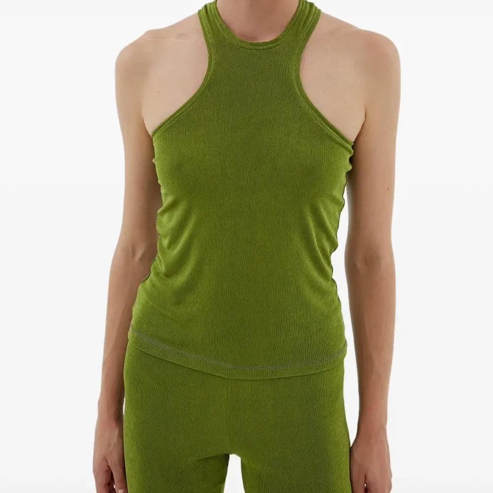 спортивный топ без рукавов