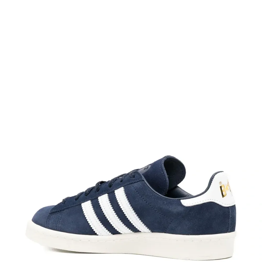 Кроссовки с нашивками