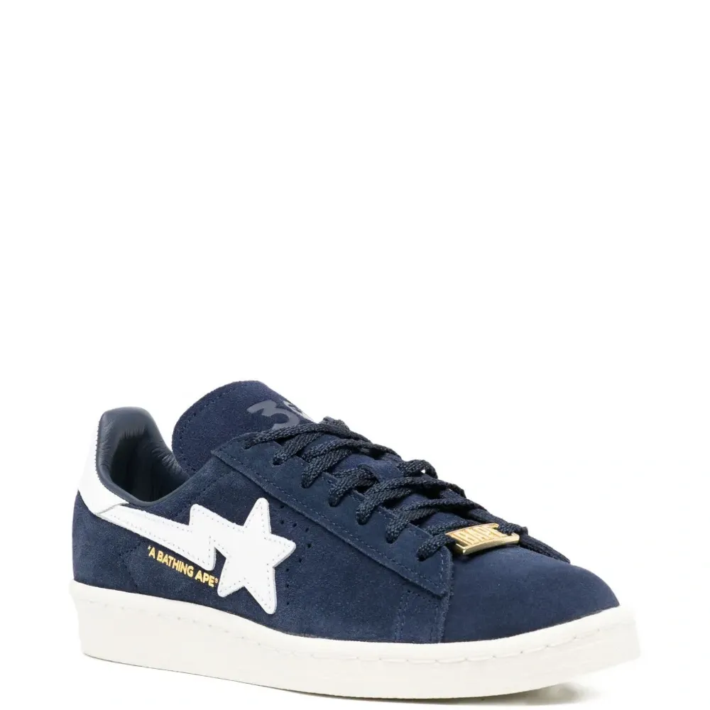 Кроссовки с нашивками