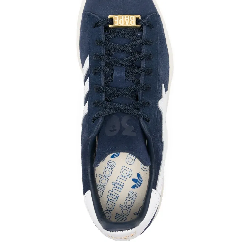 Кроссовки с нашивками