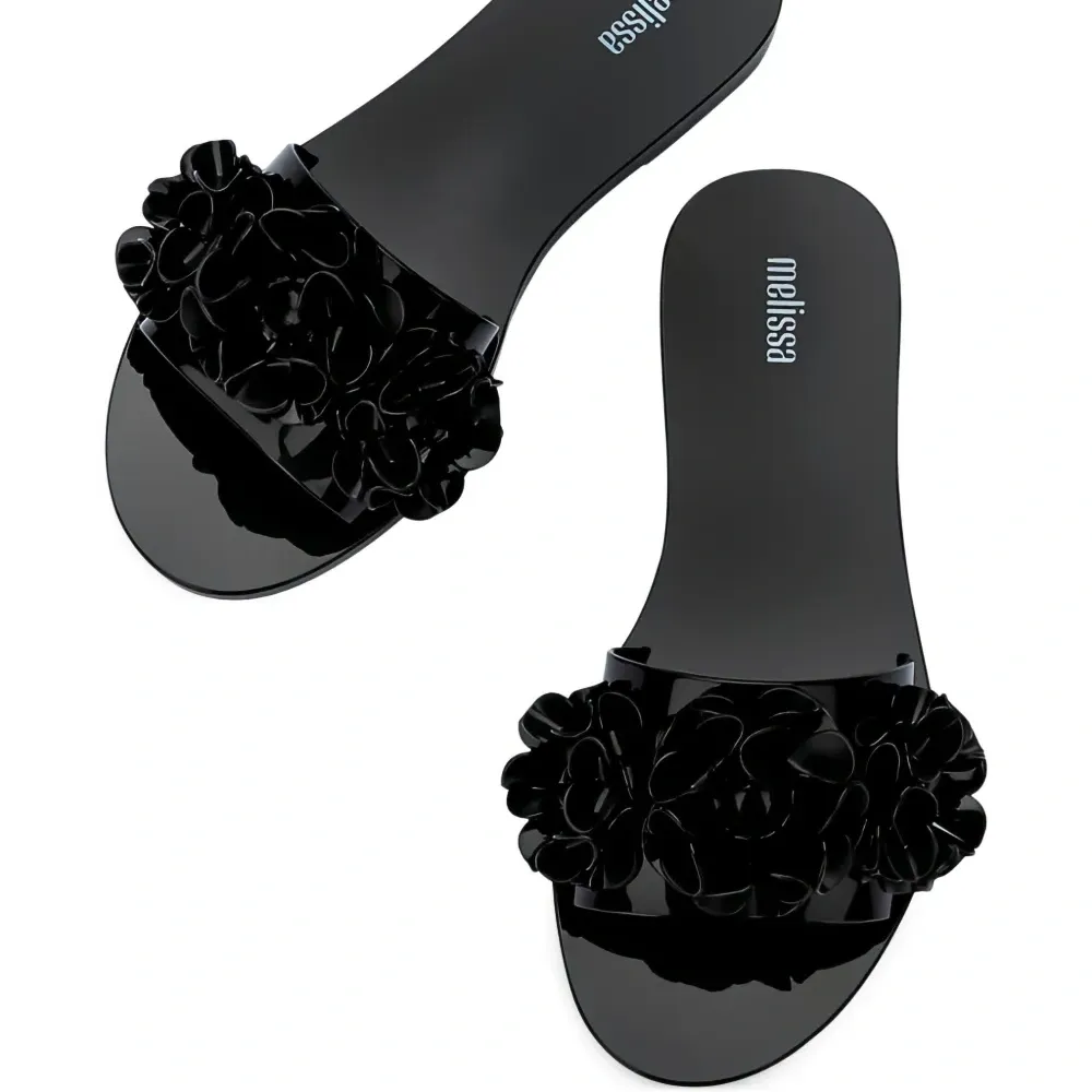 Шлепанцы с цветочной аппликацией