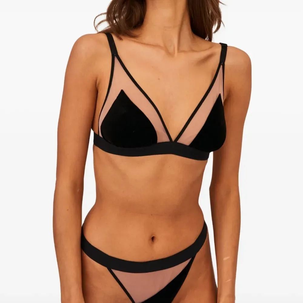 Бюстгальтер с треугольными чашками