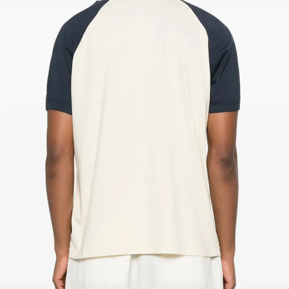 футболка с рукавами реглан