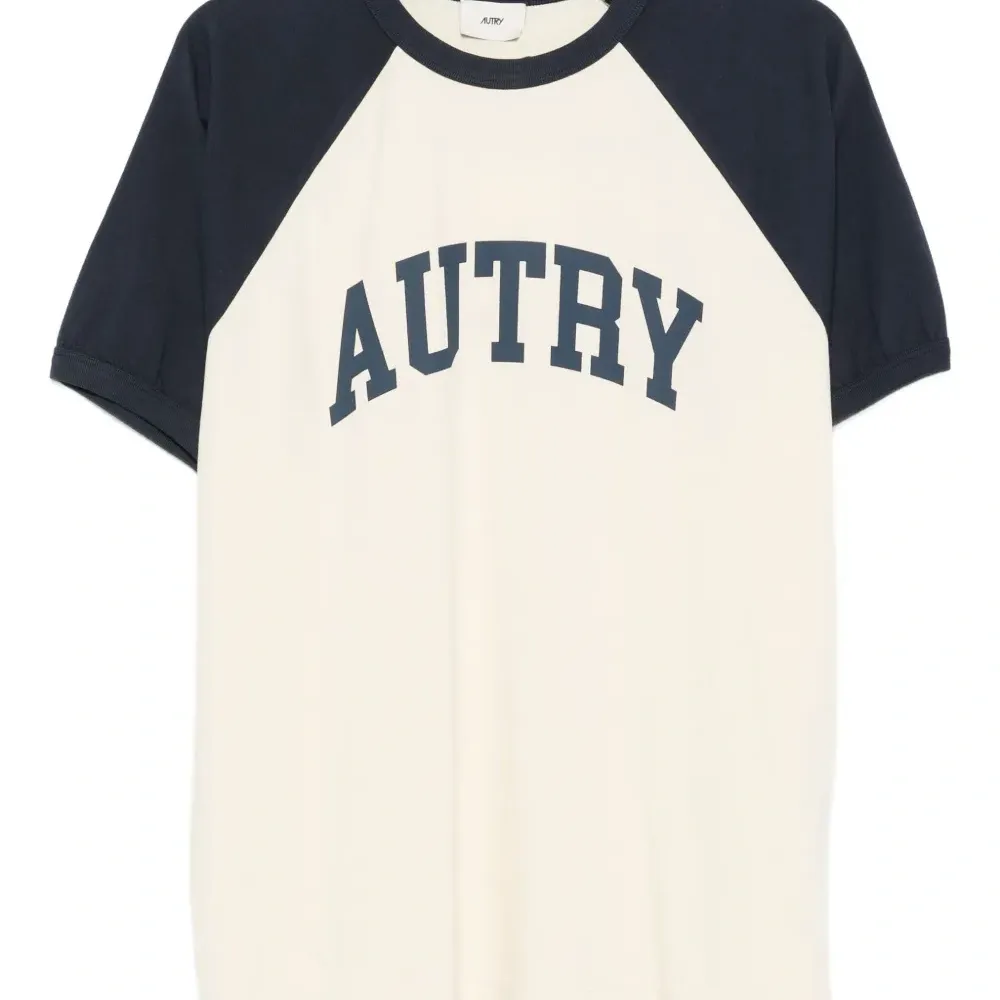 футболка с рукавами реглан