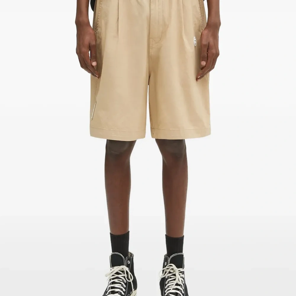 шорты с нашивкой-логотипом и складками