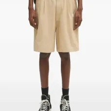 шорты с нашивкой-логотипом и складками