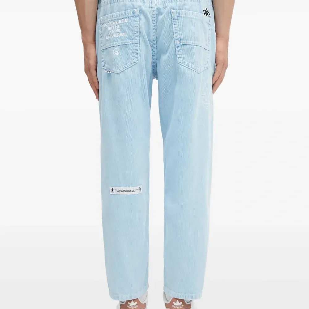 брюки с вышитым логотипом