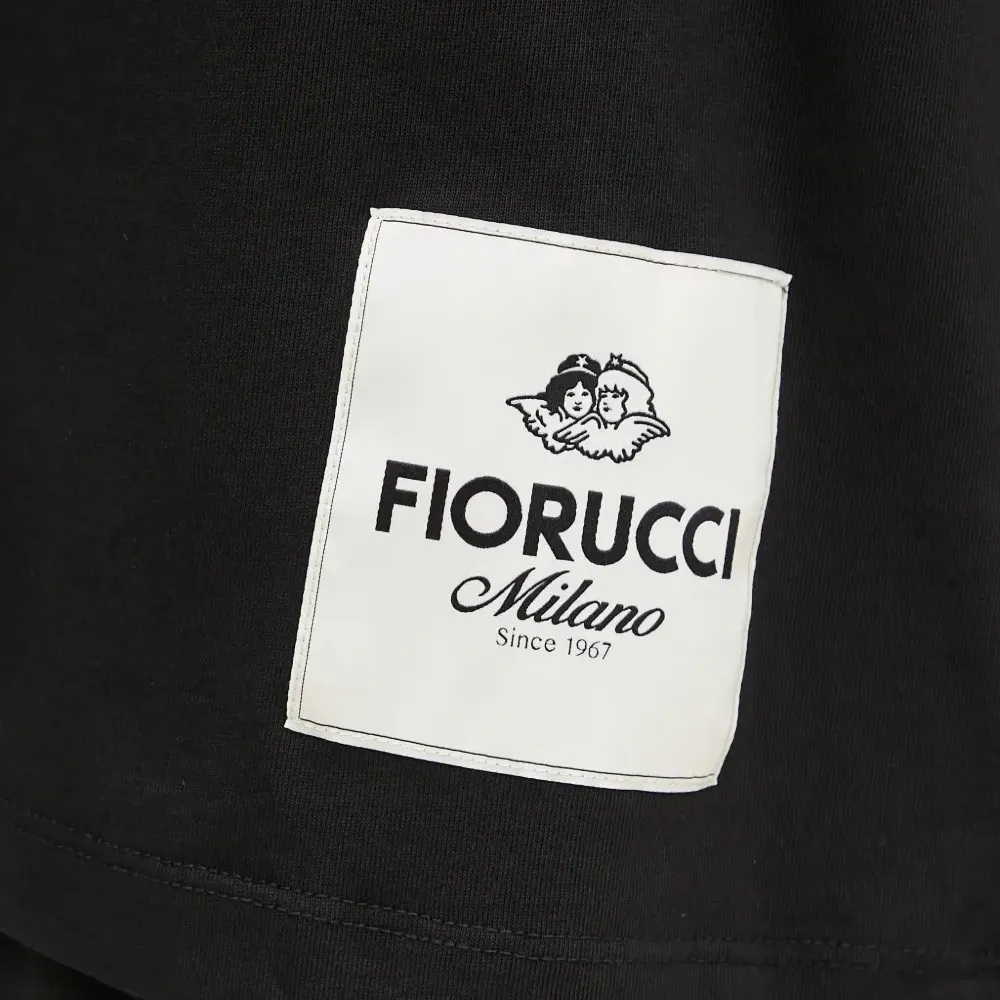 футболка с нашивкой-логотипом