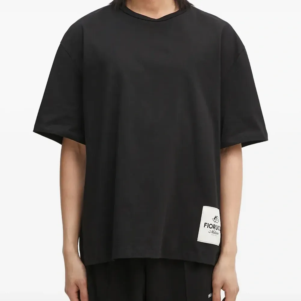 футболка с нашивкой-логотипом