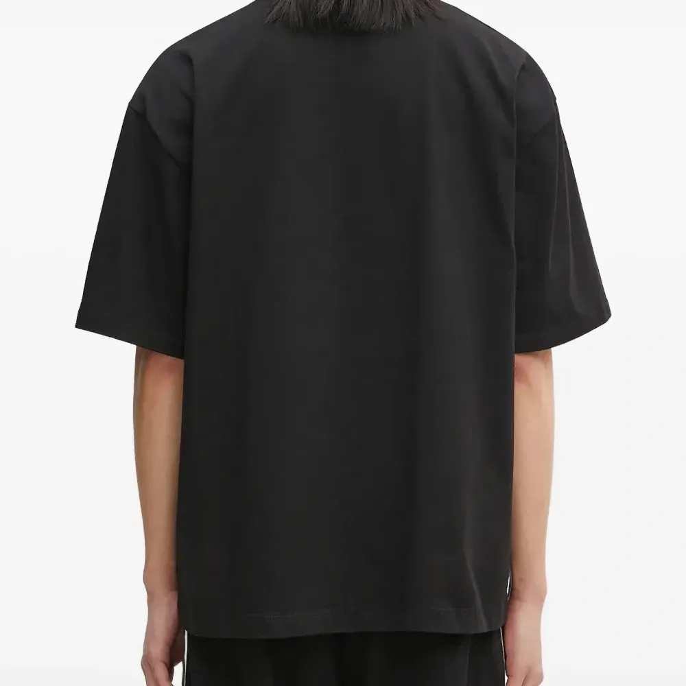 футболка с нашивкой-логотипом