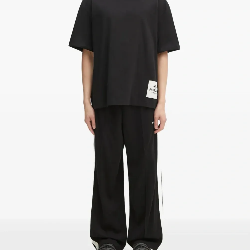 футболка с нашивкой-логотипом