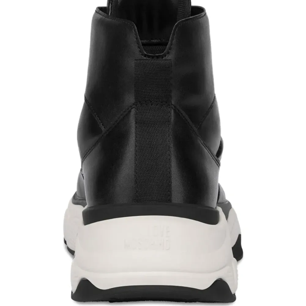 Массивные кроссовки на шнуровке