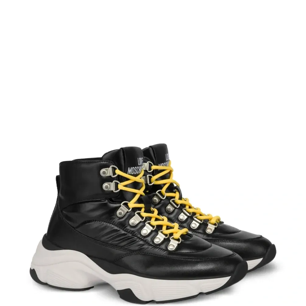 Массивные кроссовки на шнуровке