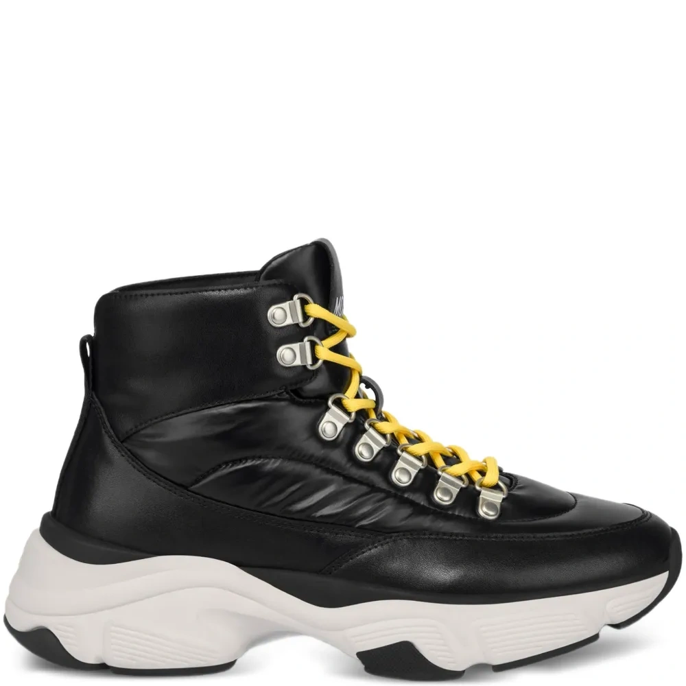 Массивные кроссовки на шнуровке