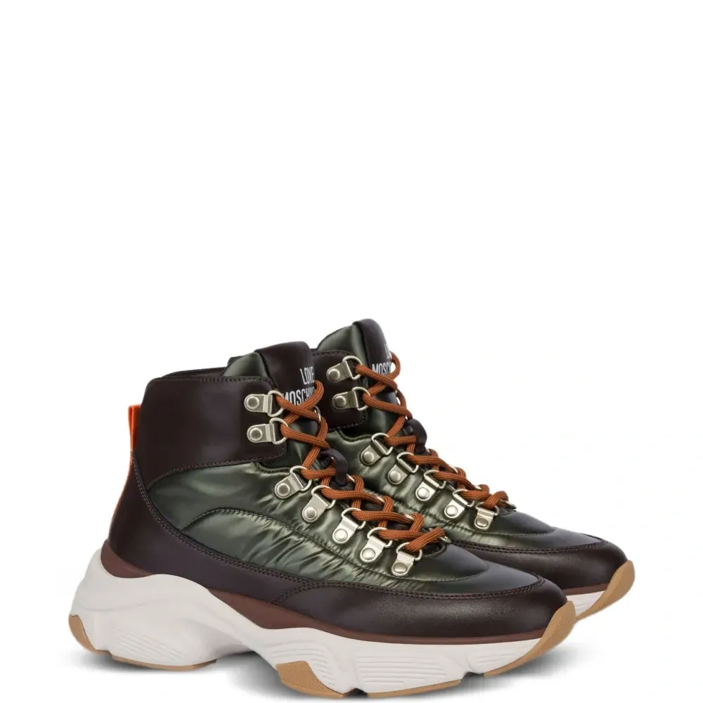 Кроссовки на шнуровке