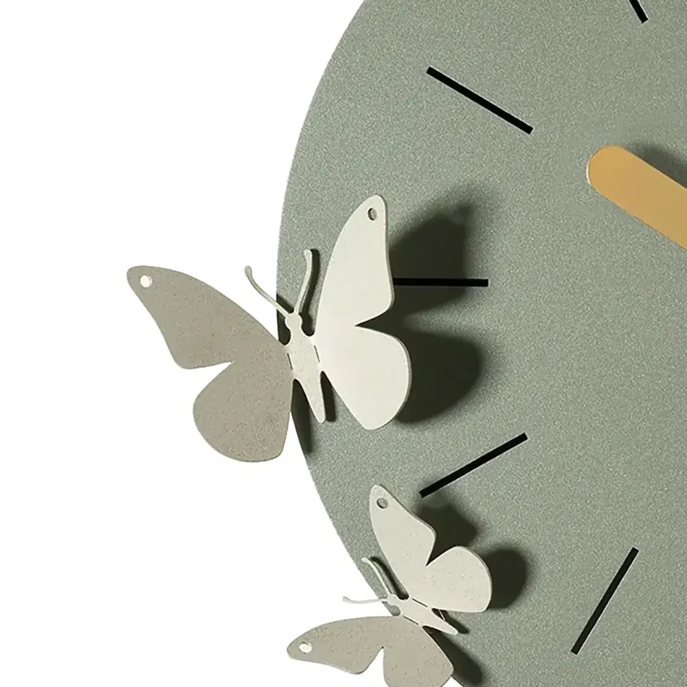 Настенные часы с бабочкой