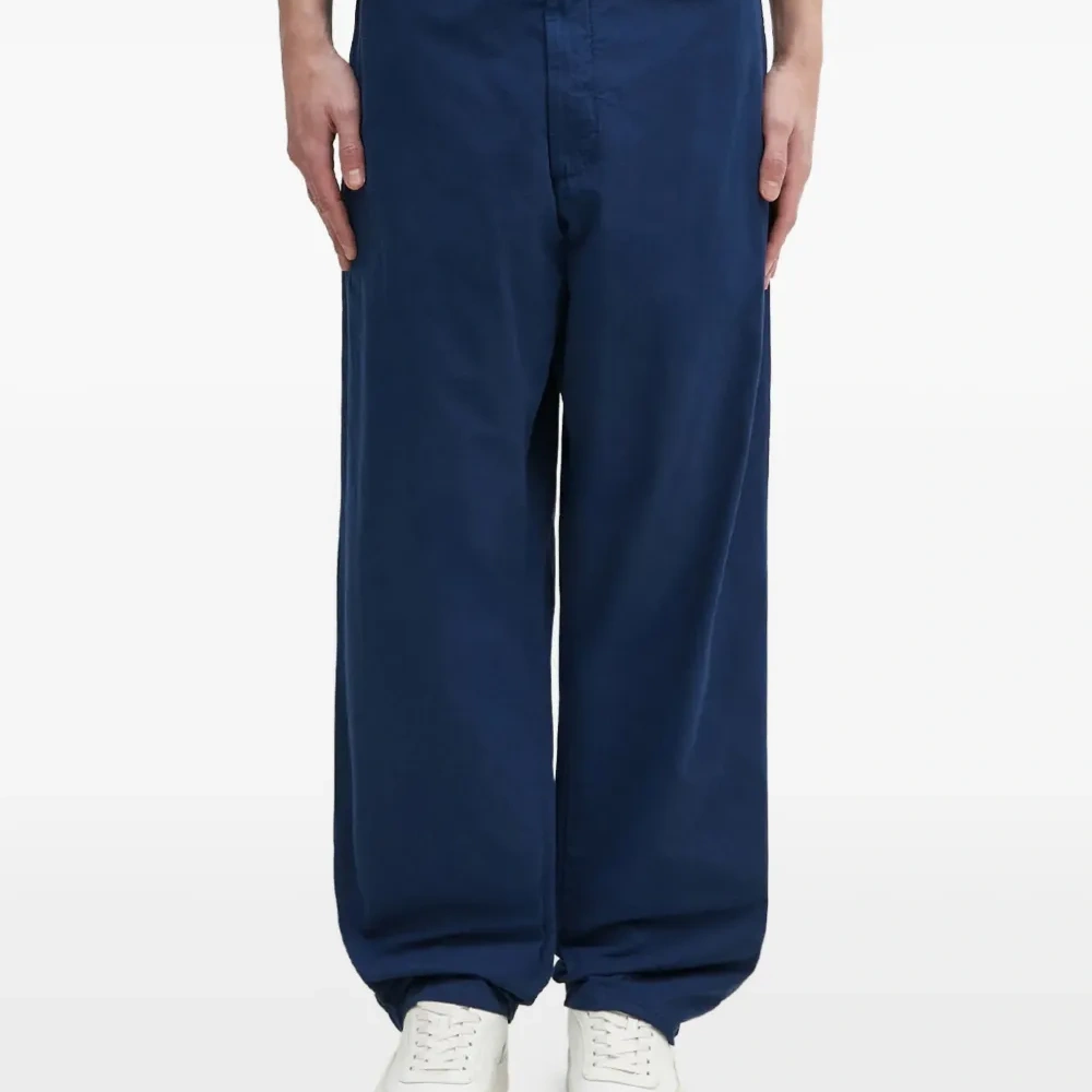 брюки с нашивкой-логотипом