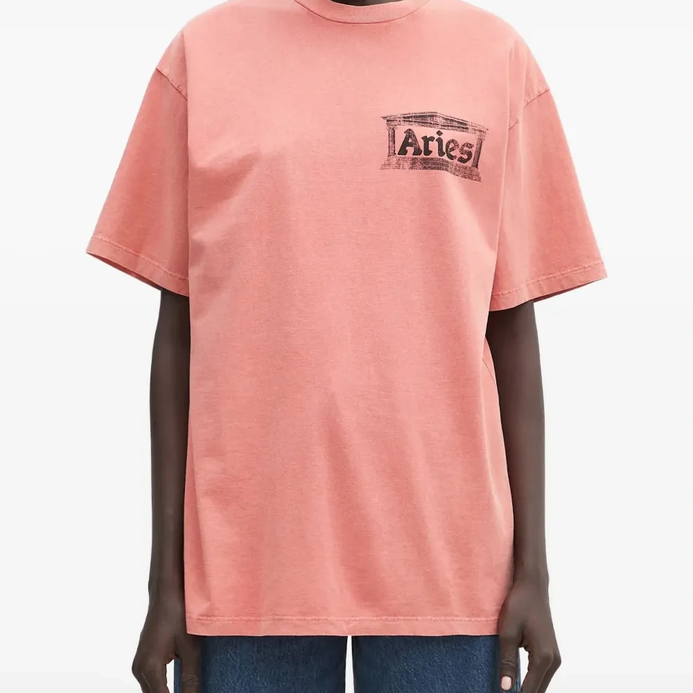 футболка с логотипом