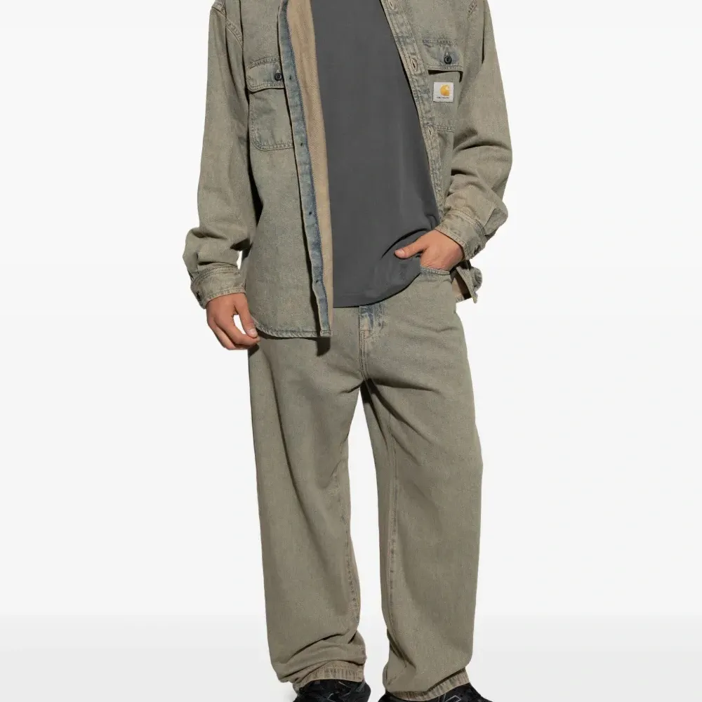 футболка с длинными рукавами и вышитым логотипом