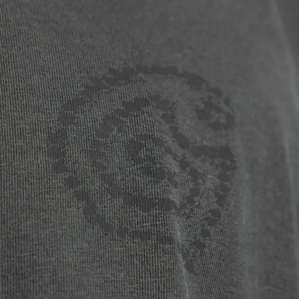 футболка с длинными рукавами и вышитым логотипом