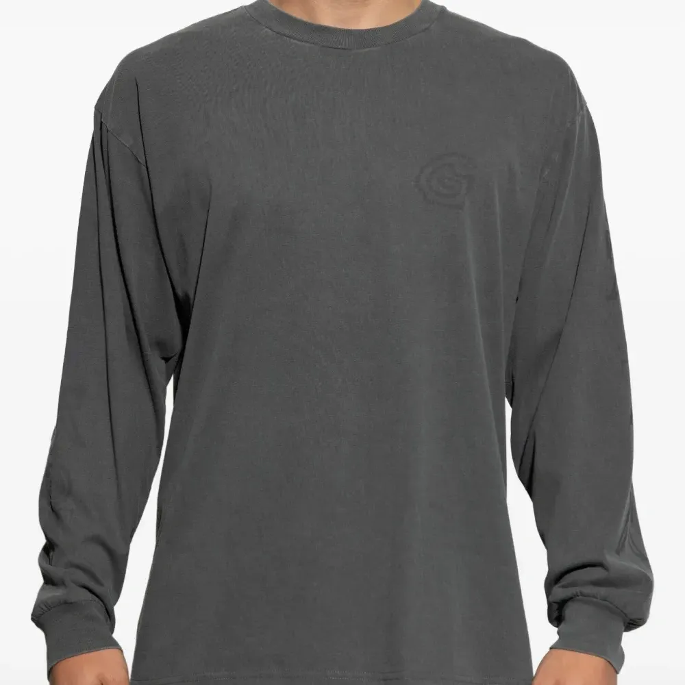 футболка с длинными рукавами и вышитым логотипом