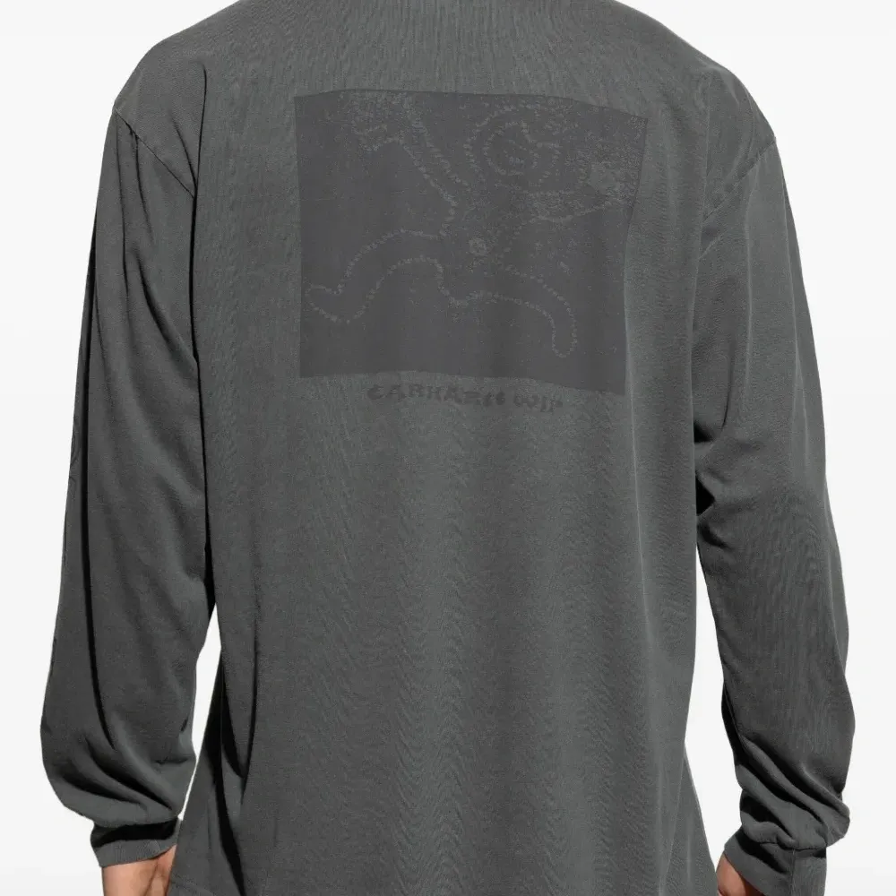 футболка с длинными рукавами и вышитым логотипом