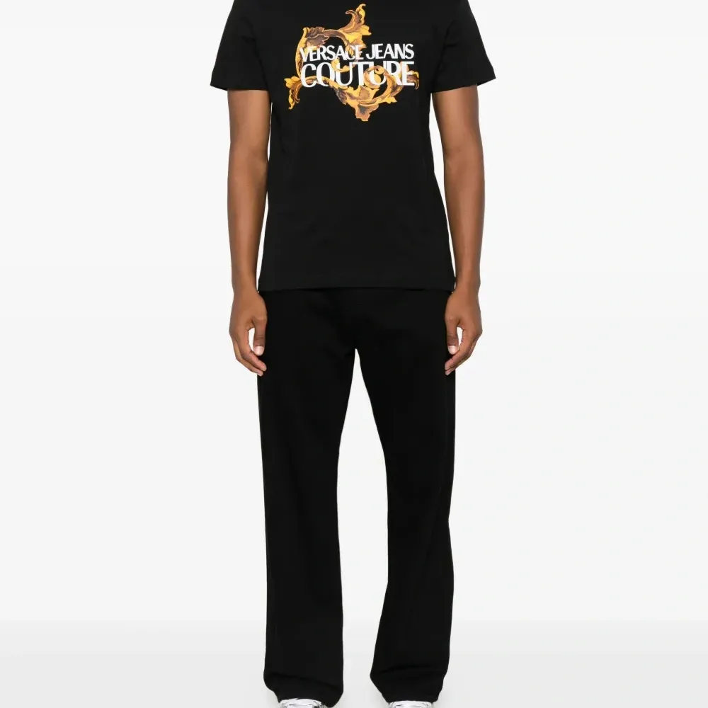 футболка с логотипом