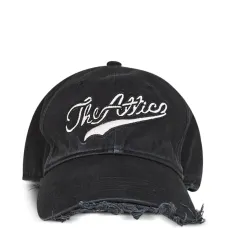 бейсболка с вышитым логотипом и бахромой