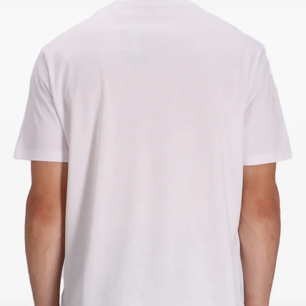 футболка с вышитым логотипом