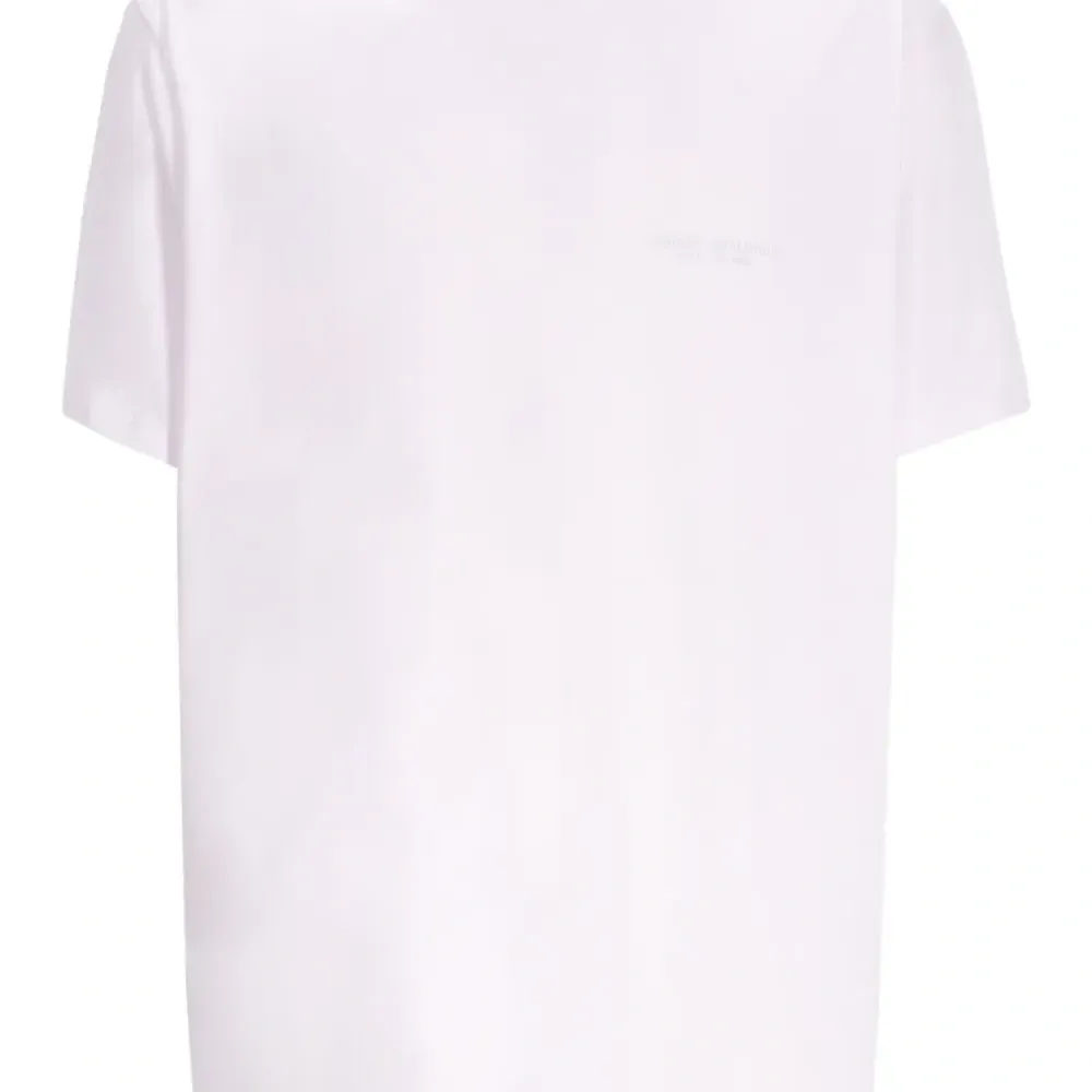 футболка с вышитым логотипом