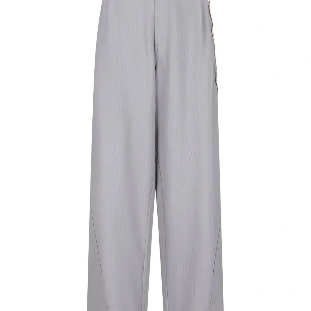 Прямые брюки с цепочкой