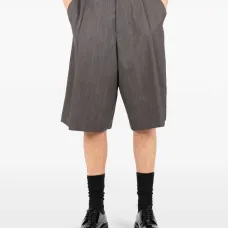 Шорты строгого кроя со складками