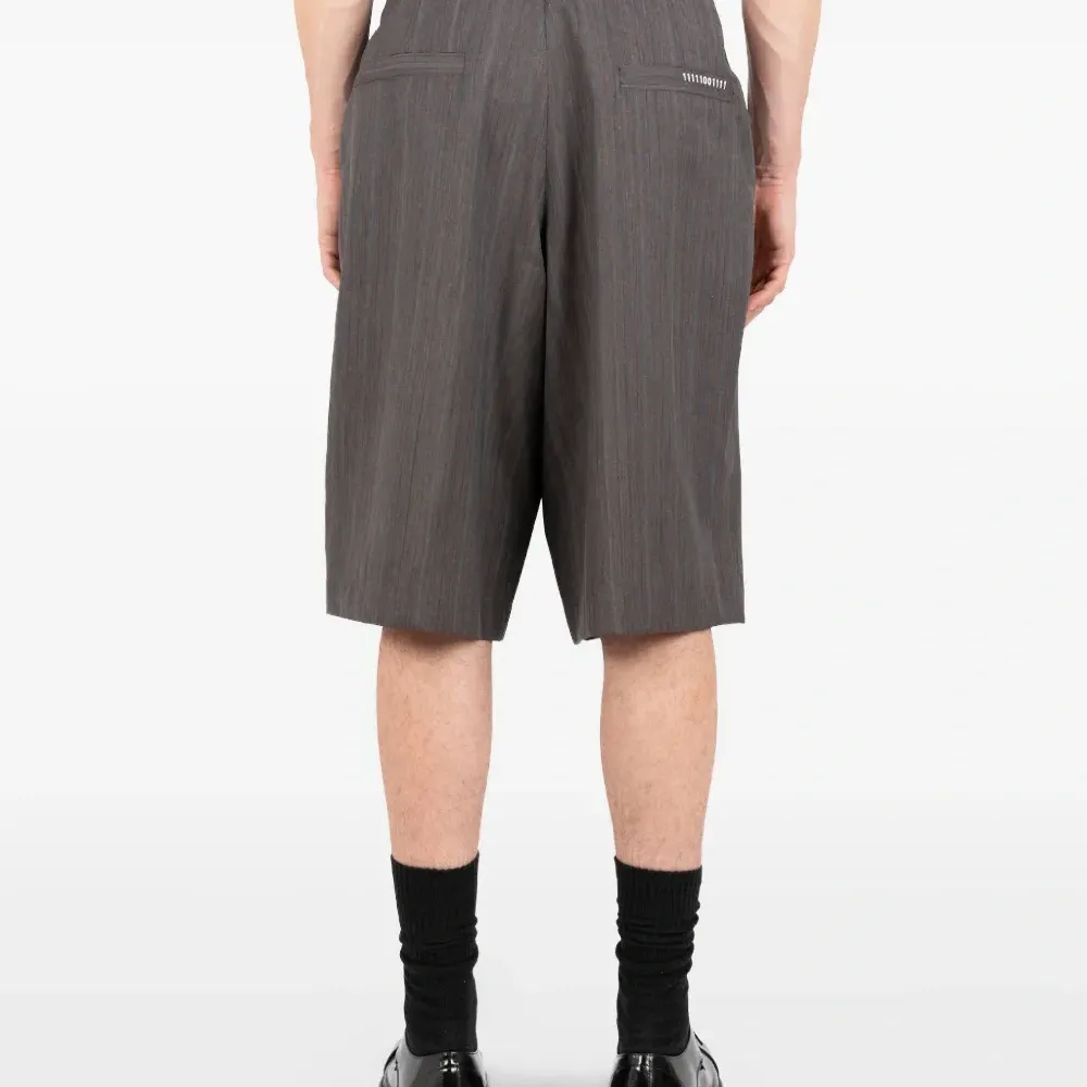 Шорты строгого кроя со складками