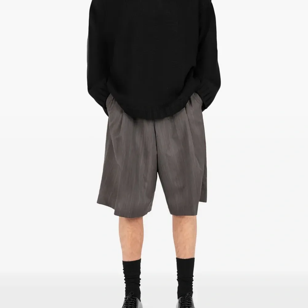 Шорты строгого кроя со складками