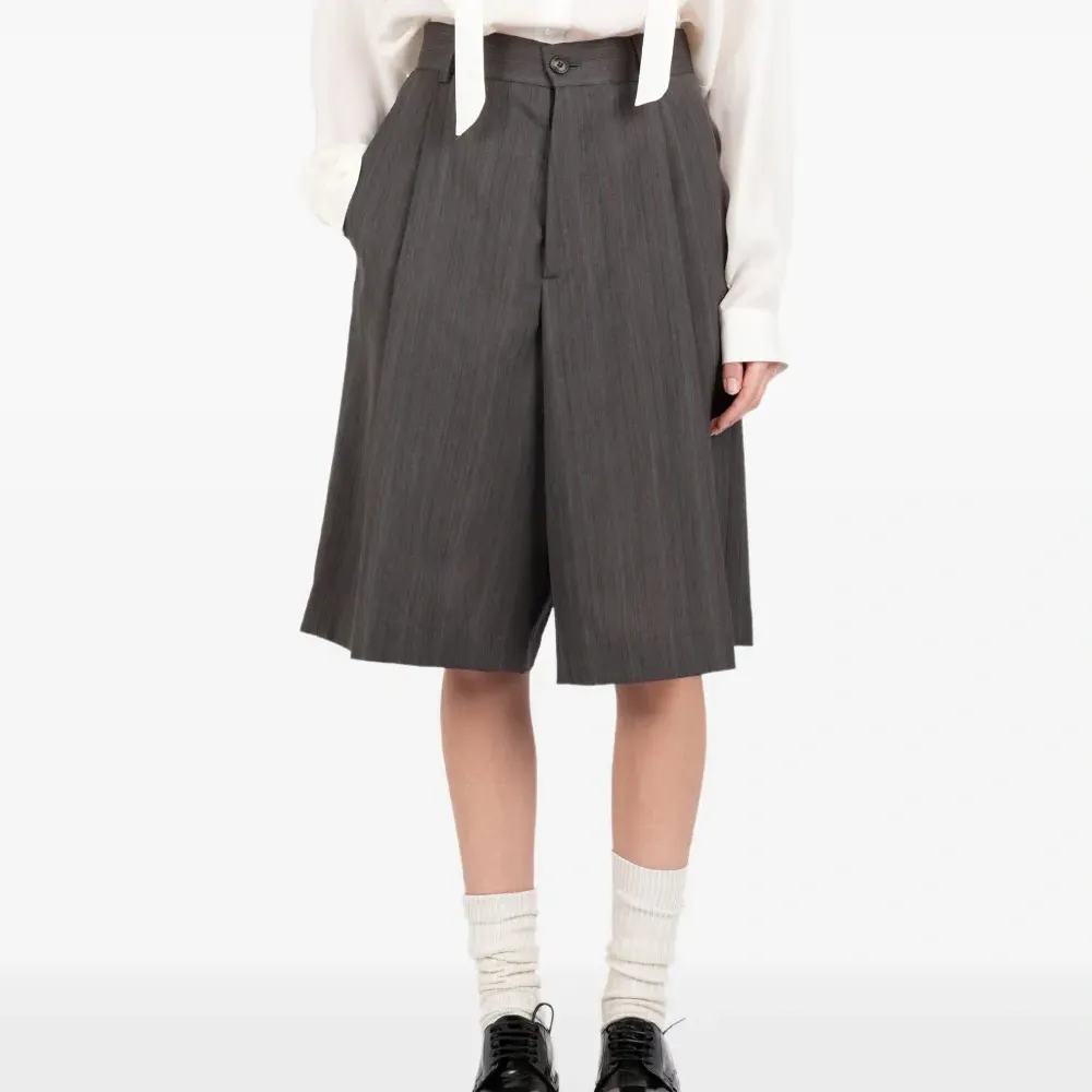 Шорты строгого кроя со складками