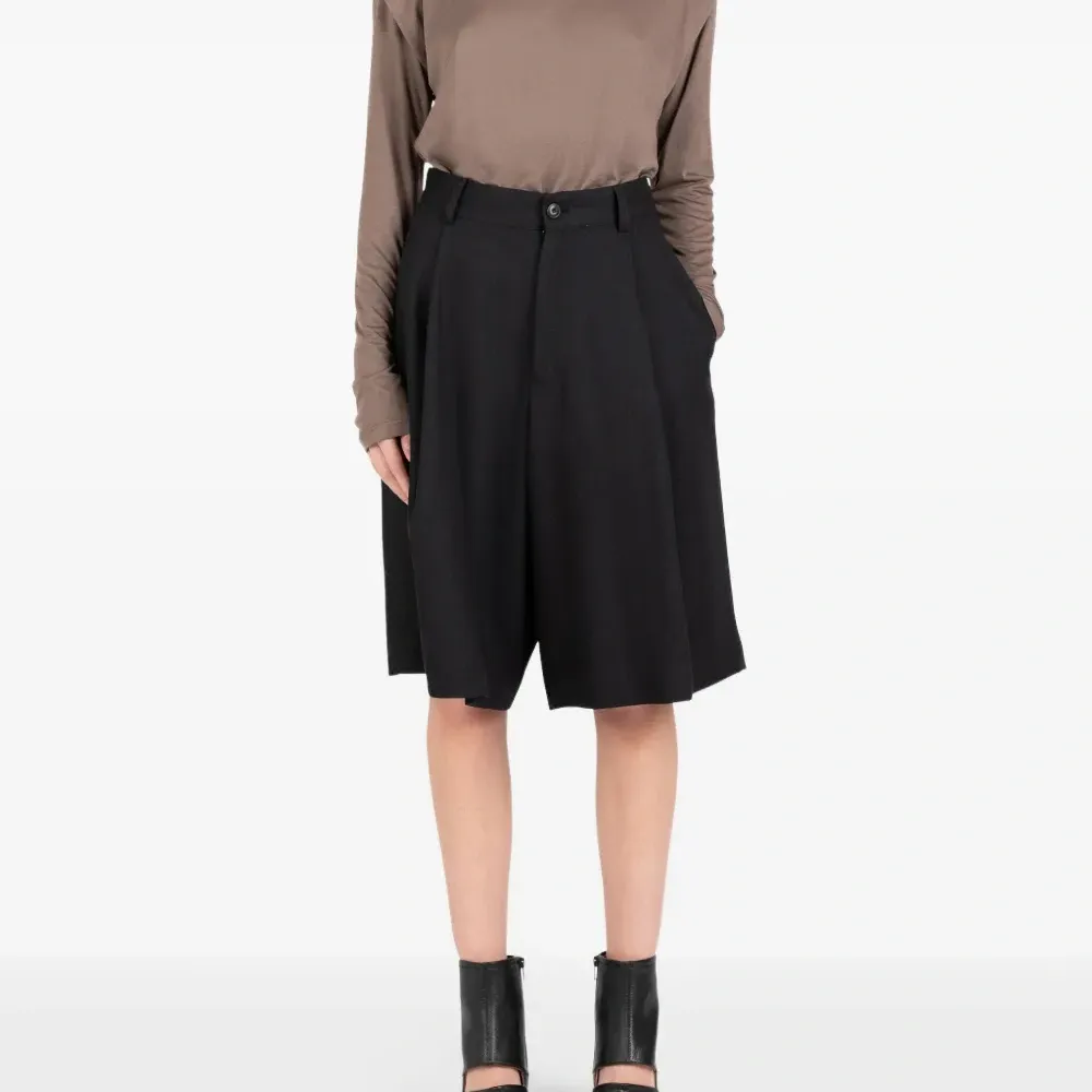 Шорты строгого кроя со складками