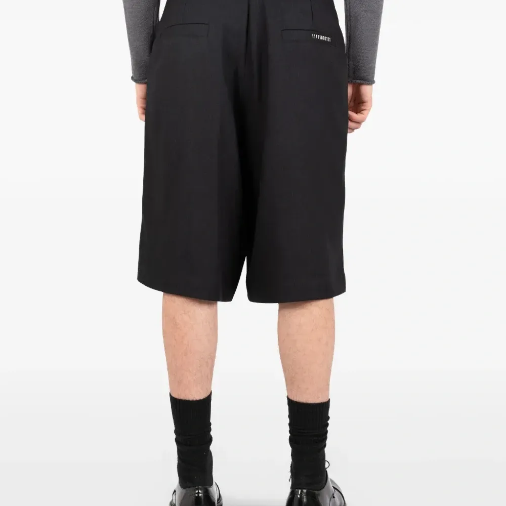 Шорты строгого кроя со складками