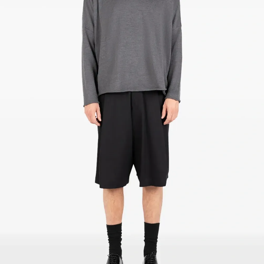 Шорты строгого кроя со складками